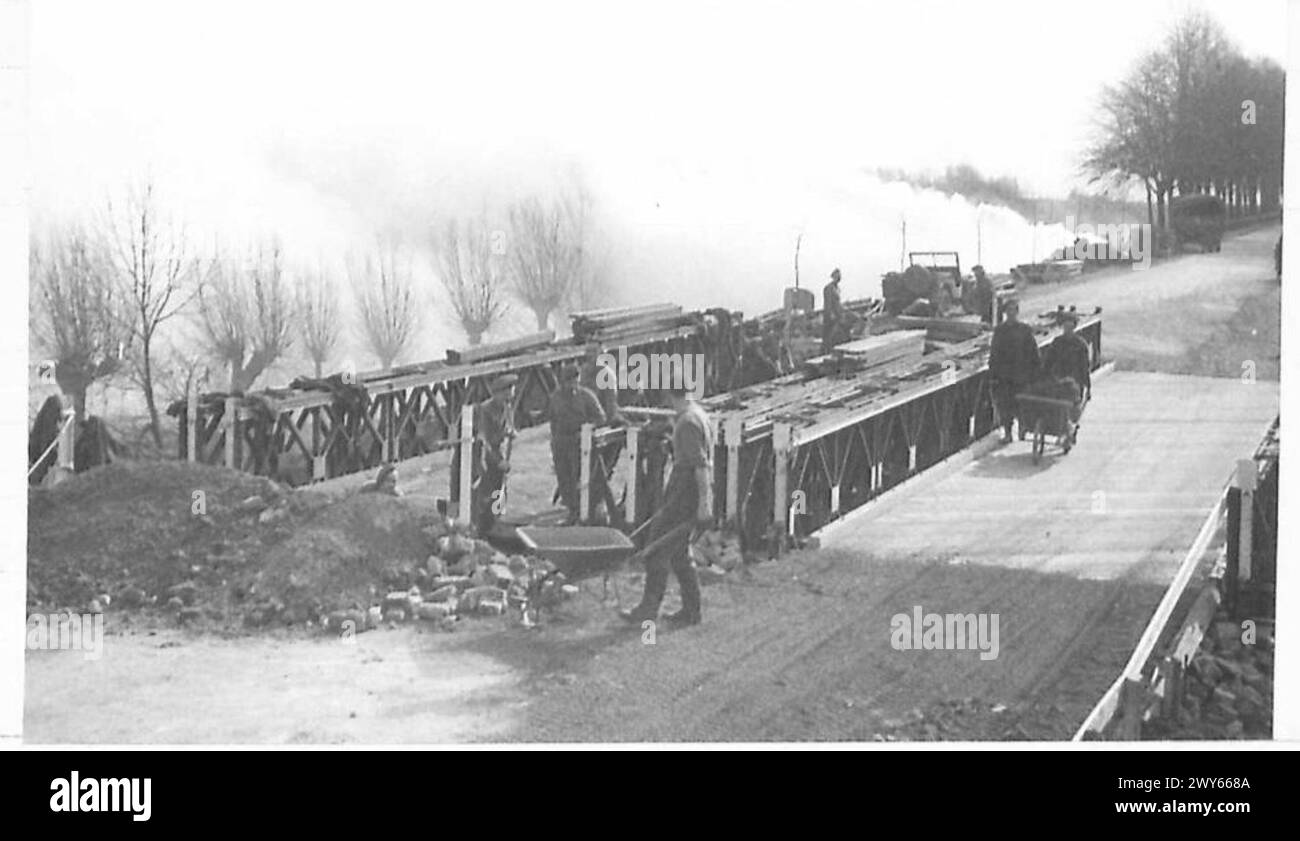 Ingegneri che riparano un ponte Bailey dietro una cortina fumogena come parte dei preparativi per l'offensiva del Reno della 2a Armata. Foto Stock
