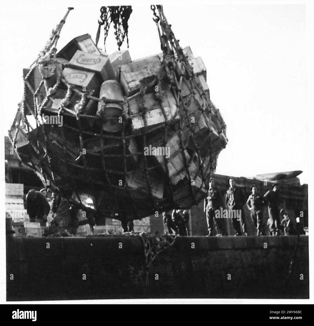 DIEPPE. - Un cesto di corda, carico di scatole di razioni, viene trasportato a terra a Dieppe Harbour. , British Army, 21st Army Group Foto Stock