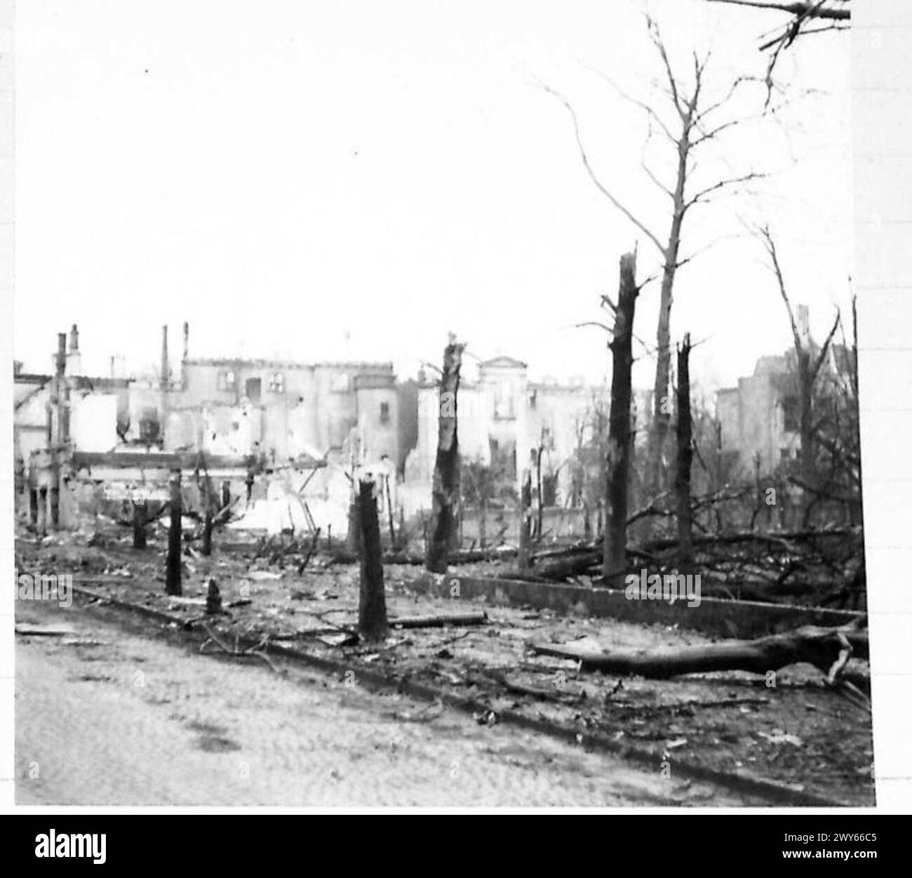 La distruzione è osservata nella città di Bocholt durante le operazioni dell'esercito britannico, illustrando l'impatto dei combattimenti sulle aree urbane sotto il 21st Army Group. Foto Stock