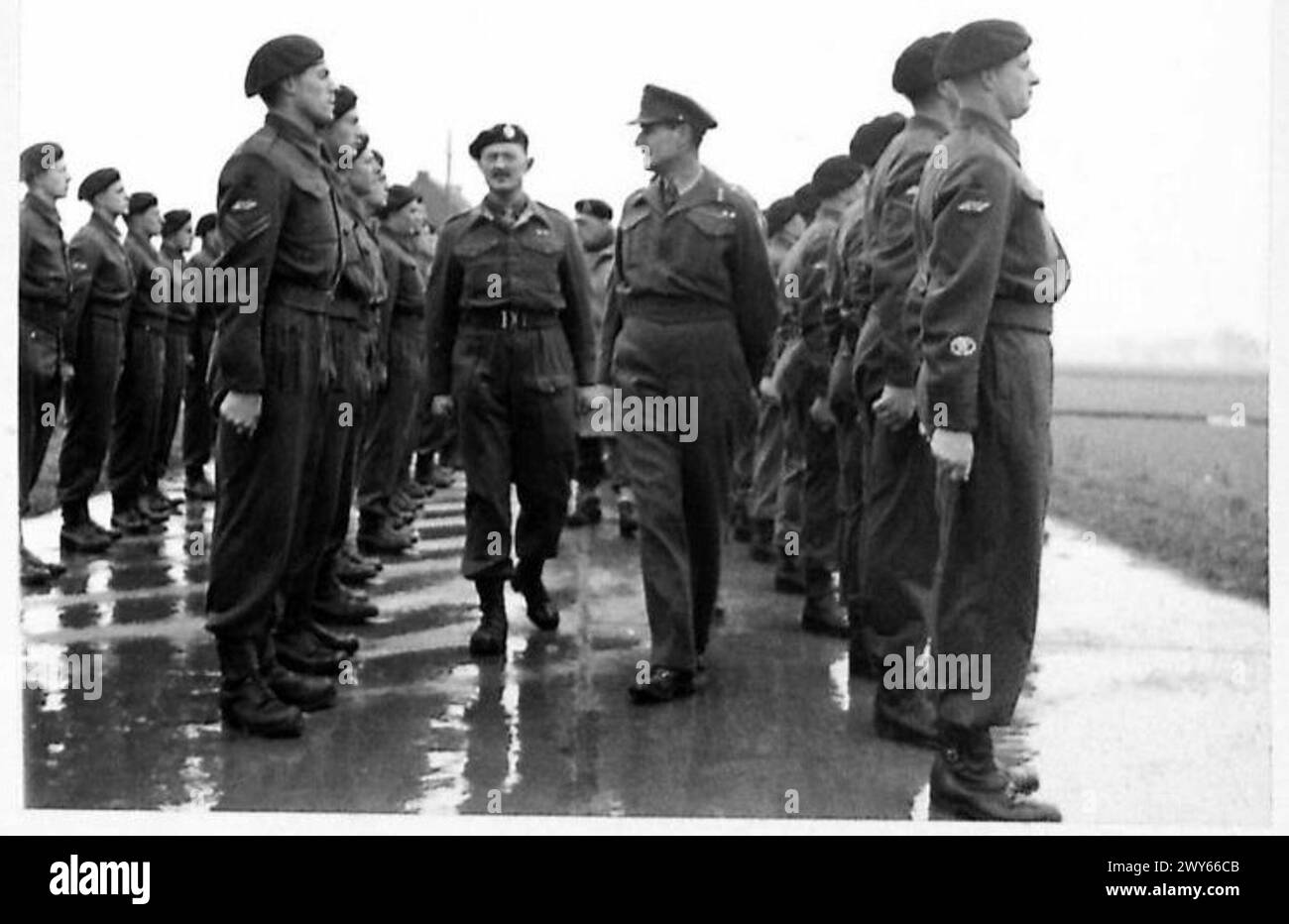 144TH ROYAL ARMORED CORPS GREAT DAY - il generale ispezionava lo Squadrone 'A', il maggiore R Reid. , British Army, 21st Army Group Foto Stock