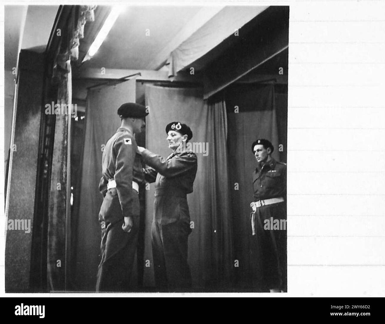 Il tenente A.W.D. Lewis dei Greys riceve la Military Cross presso la 4th Armoured Brigade investiture a Weert, in Olanda, con il feldmaresciallo Montgomery presente al comando dell'esercito britannico, 21st Army Group. Foto Stock