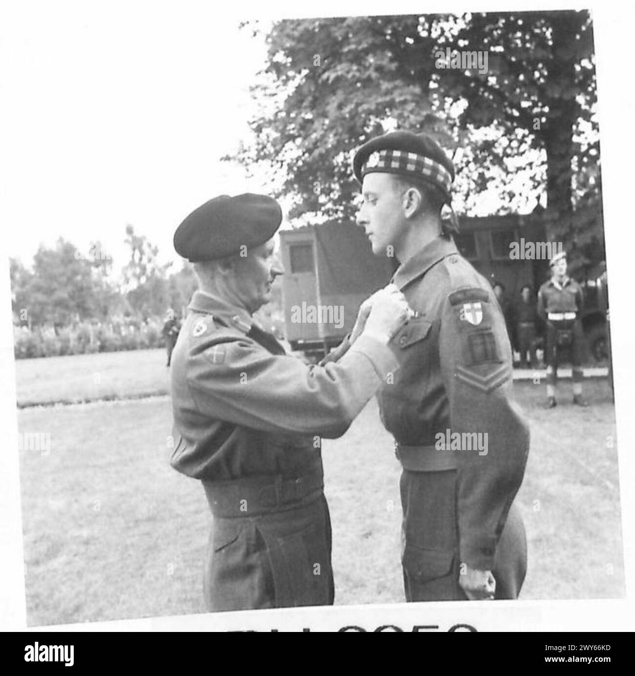Il feldmaresciallo Montgomery assegna medaglie alle truppe canadesi, tra cui il Bombardier J. Scott del 79th Medium Regiment Royal Artillery, a seguito del suo incidente aereo. Foto Stock
