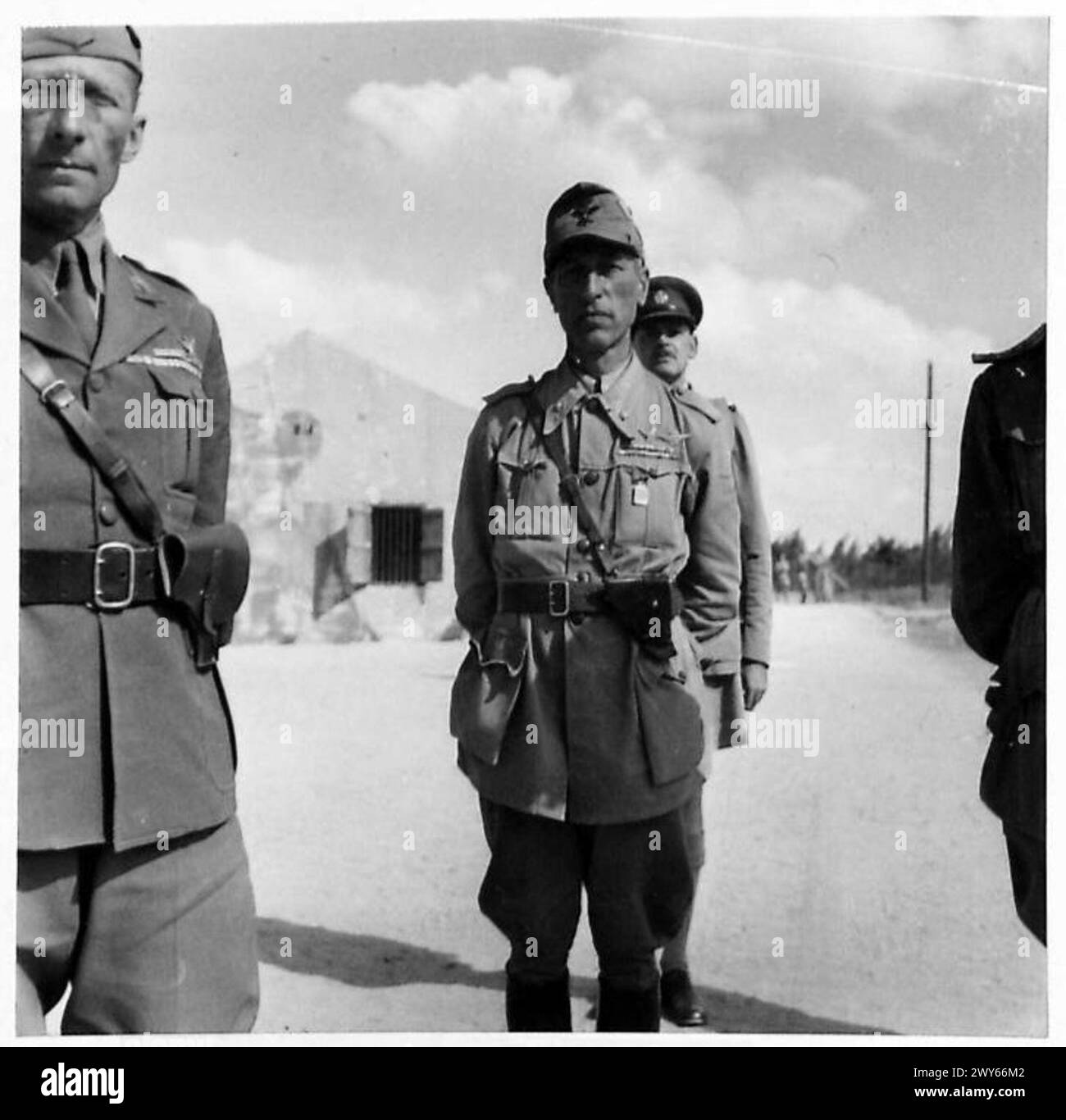 Due figli più piccoli della famiglia Kowalski riposano sotto un albero in un campo di transito persiano dopo l'evacuazione dall'Unione Sovietica nel 1942, dopo il rilascio dalla prigionia russa. Foto Stock