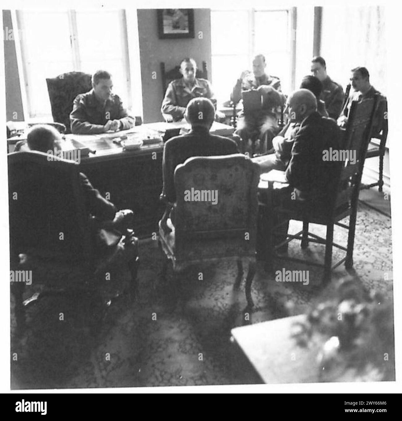 Il colonnello J.M. Hamilton, comandante del distaccamento 808 L/R, governo militare, tiene una conferenza settimanale per gestire l'amministrazione civile e le questioni postbelliche a Colonia, Germania, sotto l'esercito britannico del Reno. Foto Stock