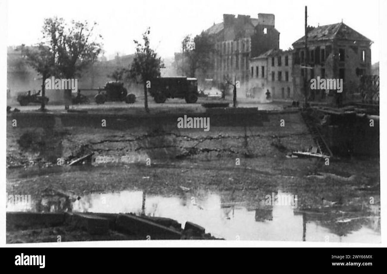 A seguito di un raid di bombardieri del 1.000, cannoni e veicoli da trasporto si preparano ad attraversare il fiume Orne durante le operazioni del 21st Army Group dell'esercito britannico. Foto Stock