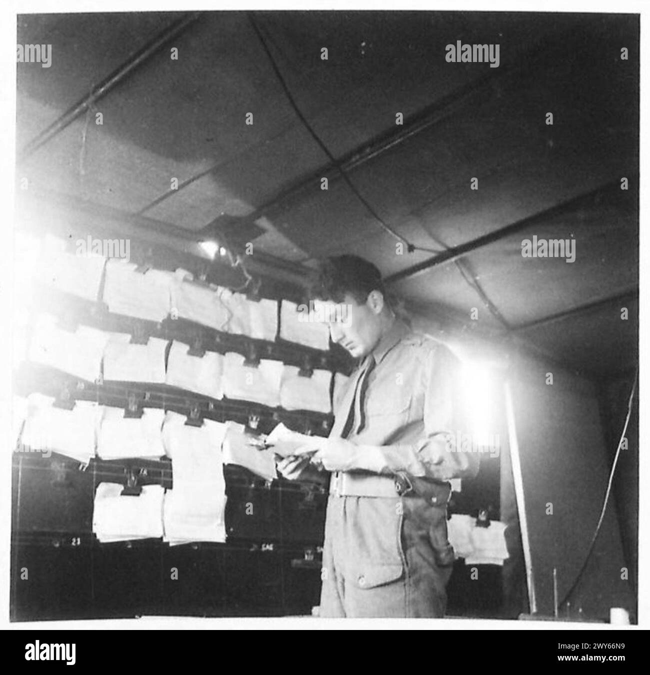 Il capitano Rendall è al quartier generale dello Squadron nella sala operazioni Phantom, supervisionando la pianificazione operativa durante le missioni del 21st Army Group. Foto Stock