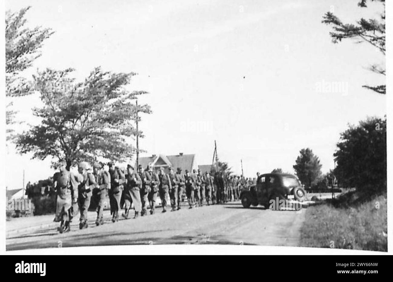 Le truppe tedesche della S.S. arrivano alla frontiera, segnando il movimento delle unità militari durante la Germania post-bellica sotto l'osservazione dell'esercito britannico, 21st Army Group. Foto Stock