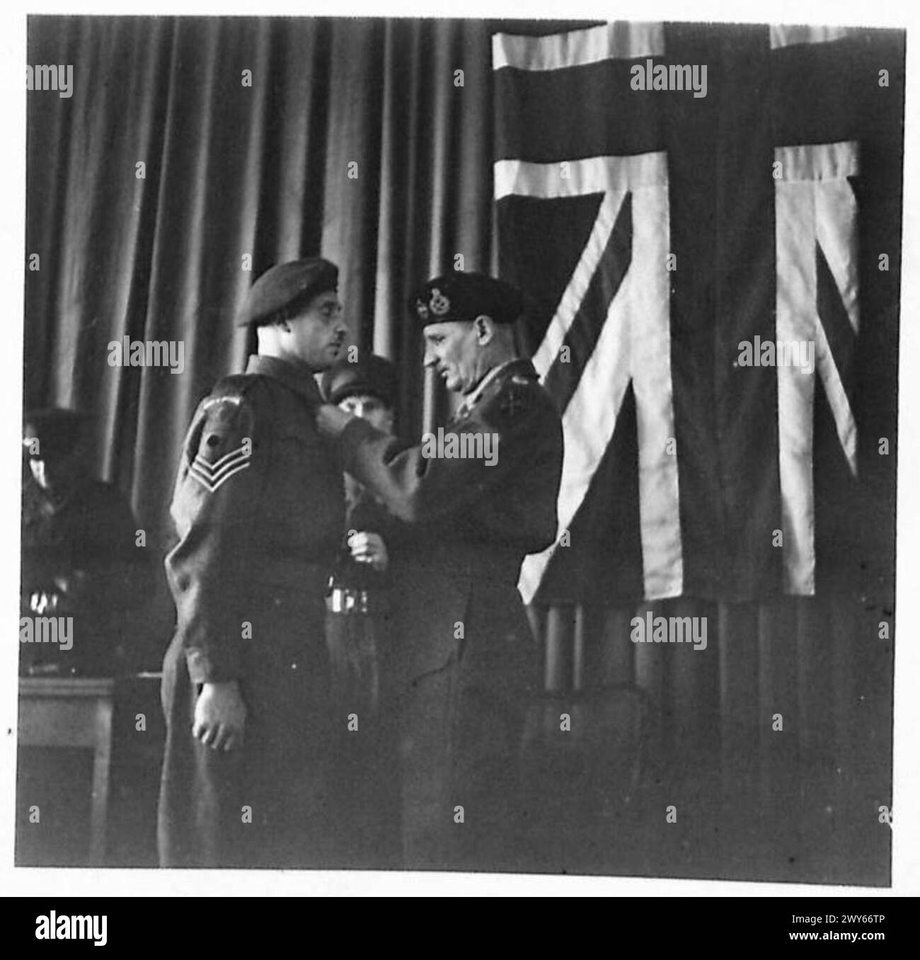 Il sergente H. Thornton del 1st Oxfordshire & Buckinghamshire Regiment riceve la Distinguished Conduct Medal durante le operazioni dell'esercito britannico, 21st Army Group. Foto Stock