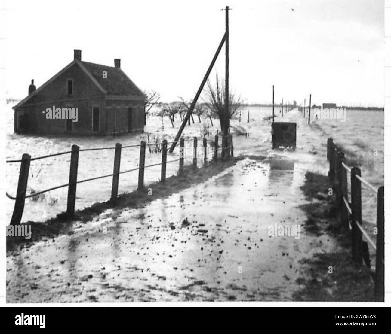 Le forze britanniche spingono a nord di Mark, in Olanda, navigando in inondazioni che coprono case, fattorie e strade, con una Jeep che attraversa con successo il terreno innescato durante le operazioni del 21st Army Group. Foto Stock