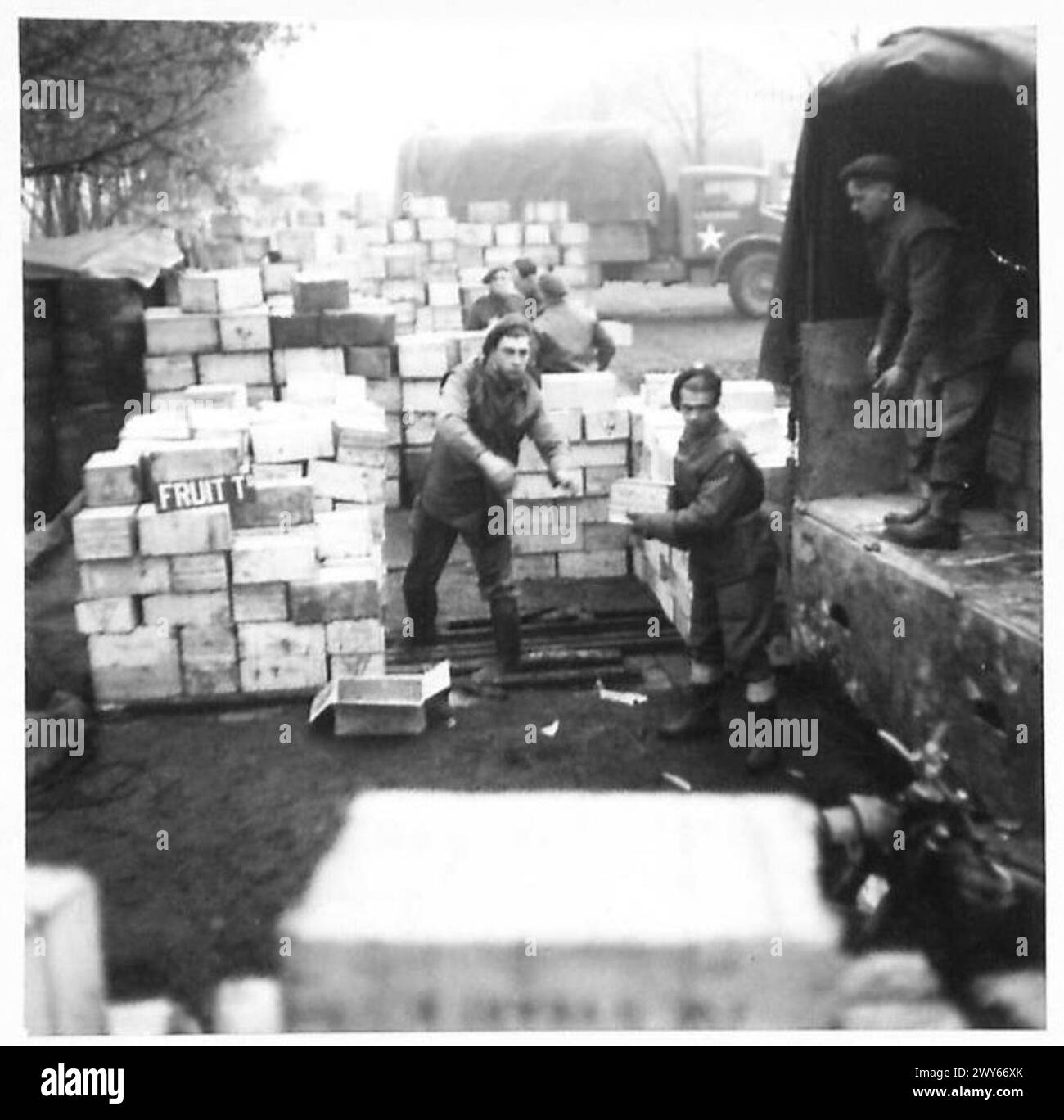 Uomini di 120 HANNO FATTO, RASC, caricare frutta secca come forniture natalizie per la distribuzione in Olanda. British Army, 21st Army Group presente. Foto Stock