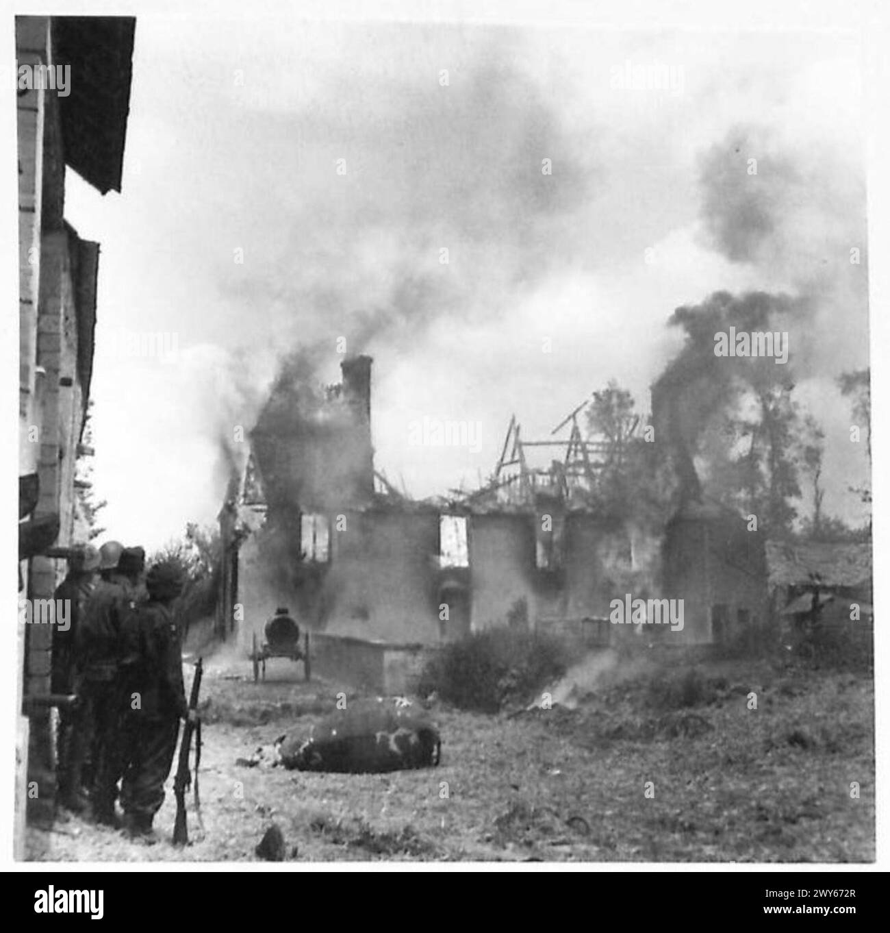 UN ALTRO VILLAGGIO CATTURATO - un edificio terrificante lasciato dai tedeschi quando abbandonarono le loro posizioni nel villaggio di Christot. , British Army, 21st Army Group Foto Stock