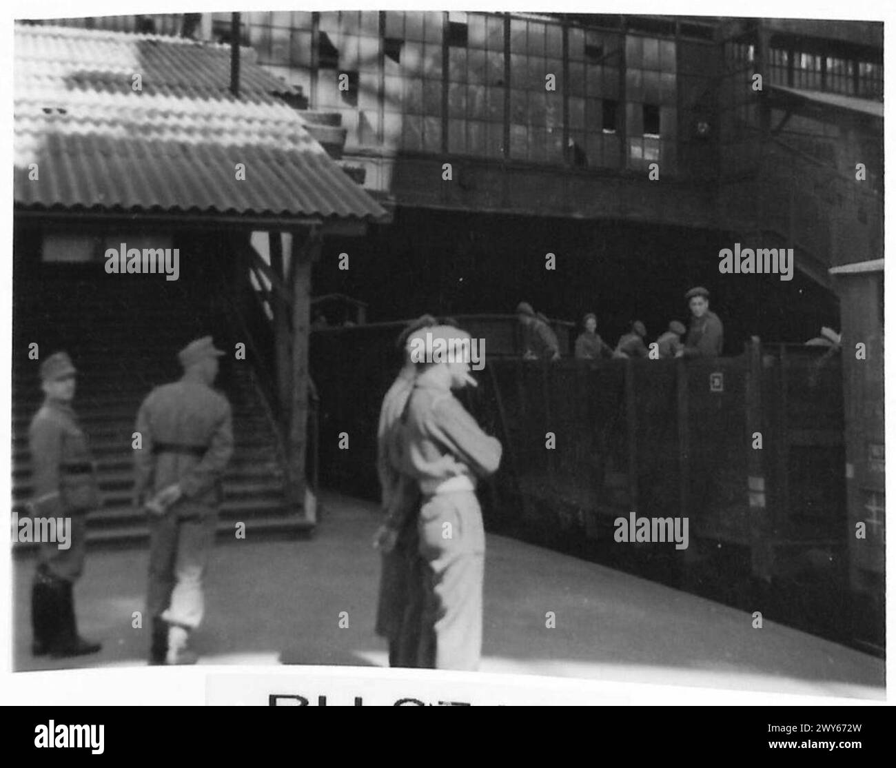 I prigionieri di guerra tedeschi vengono trasportati nei campi di lavoro in treno sotto la guardia delle truppe della 53a divisione. Foto Stock
