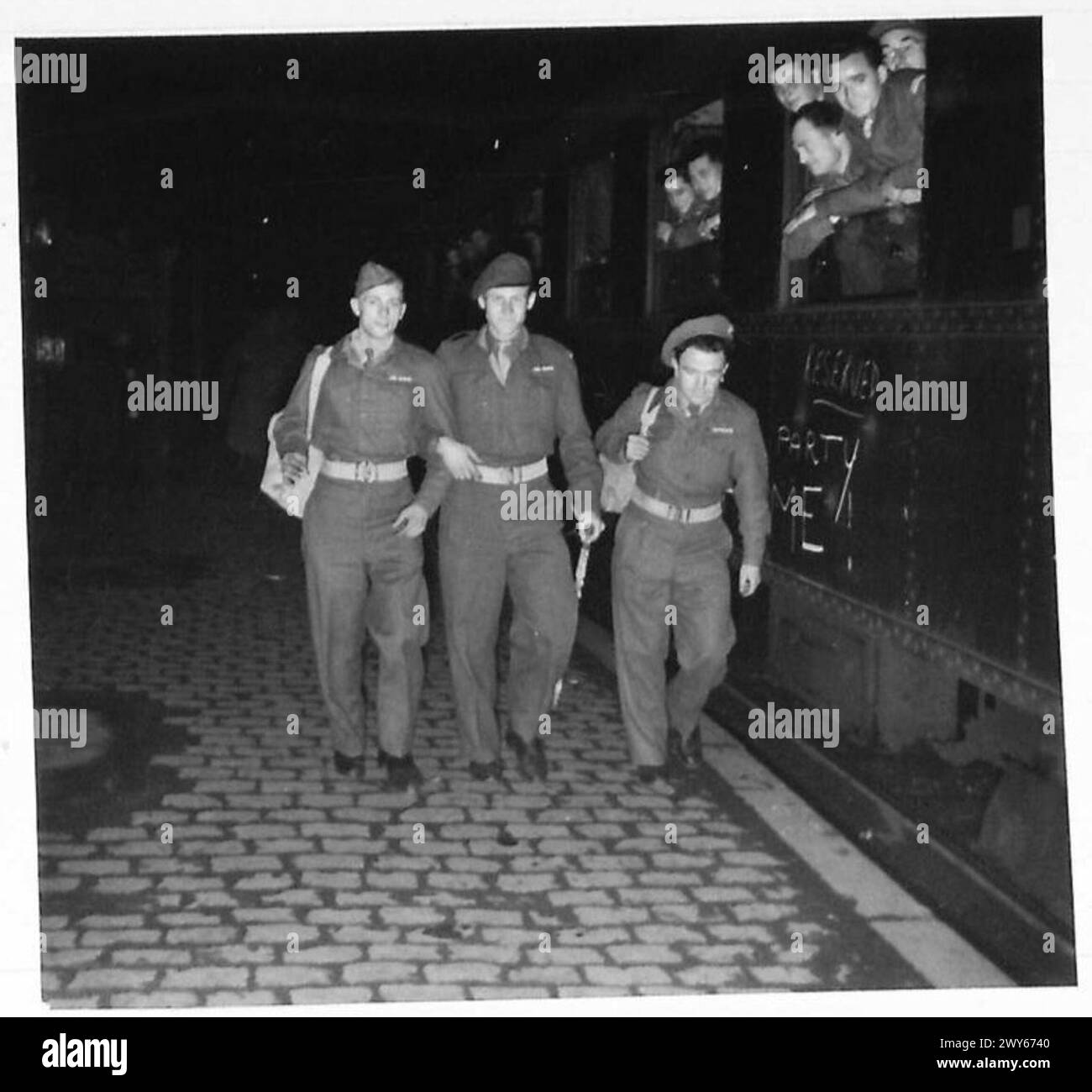 I VETERANI EBREI PARTONO PER LA PALESTINA - da sinistra a destra - il soldato J. Wernik tenente R. Traub autista H.Dobrin cammina fino al compartimento. , British Army of the Rhine Foto Stock