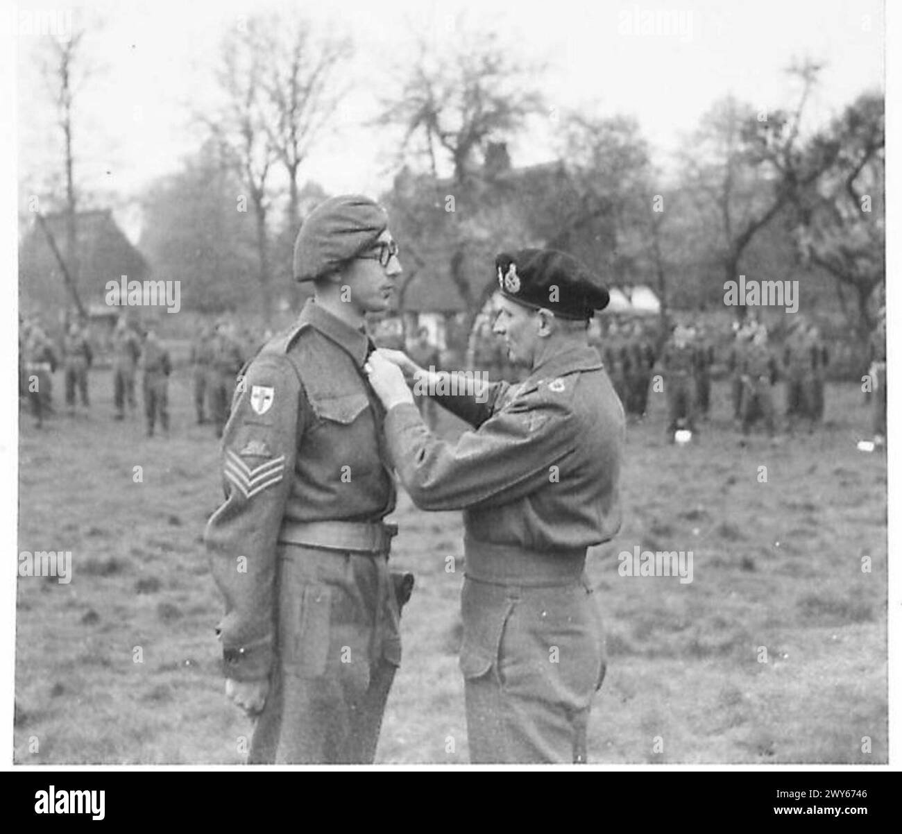 Il sergente T.G. Robinson del 13 Medium Regiment, Royal Artillery, riceve il B.E.M. dal feldmaresciallo Montgomery, illustrando onori e riconoscimenti militari. Foto Stock