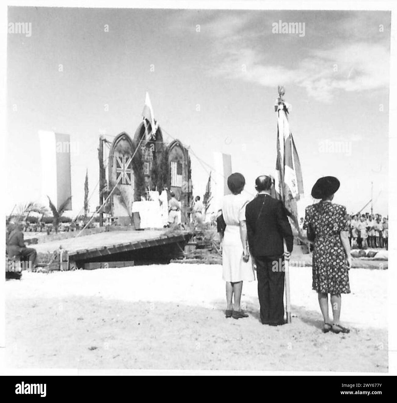 I rifugiati polacchi in Palestina presentano un nuovo standard di reggimento al 2° corpo polacco durante una Santa messa a Gaza per celebrare il 25° anniversario del giorno dell'indipendenza della Polonia, con un altare costruito da un ponte di pontone. Foto Stock