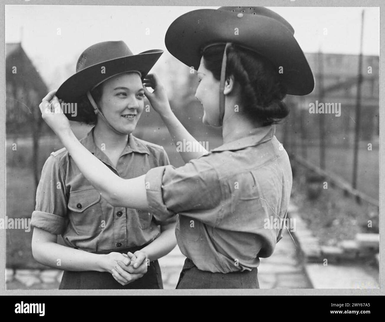 Le aviatrici WAAF in India che adeguano i cappelli da combattimento tropicali, parte dell’adattamento uniforme alle condizioni operative e climatiche, 1945. Foto Stock