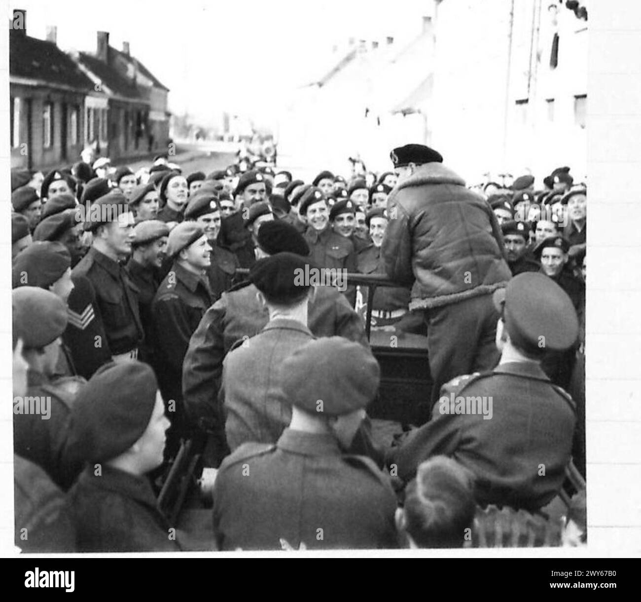 FELDMARESCIALLO MONTGOMERY CON il 5° CDN ARMD DIV - la Jeep del feldmaresciallo circondato da uomini del Westminster Regt. , British Army, 21st Army Group Foto Stock