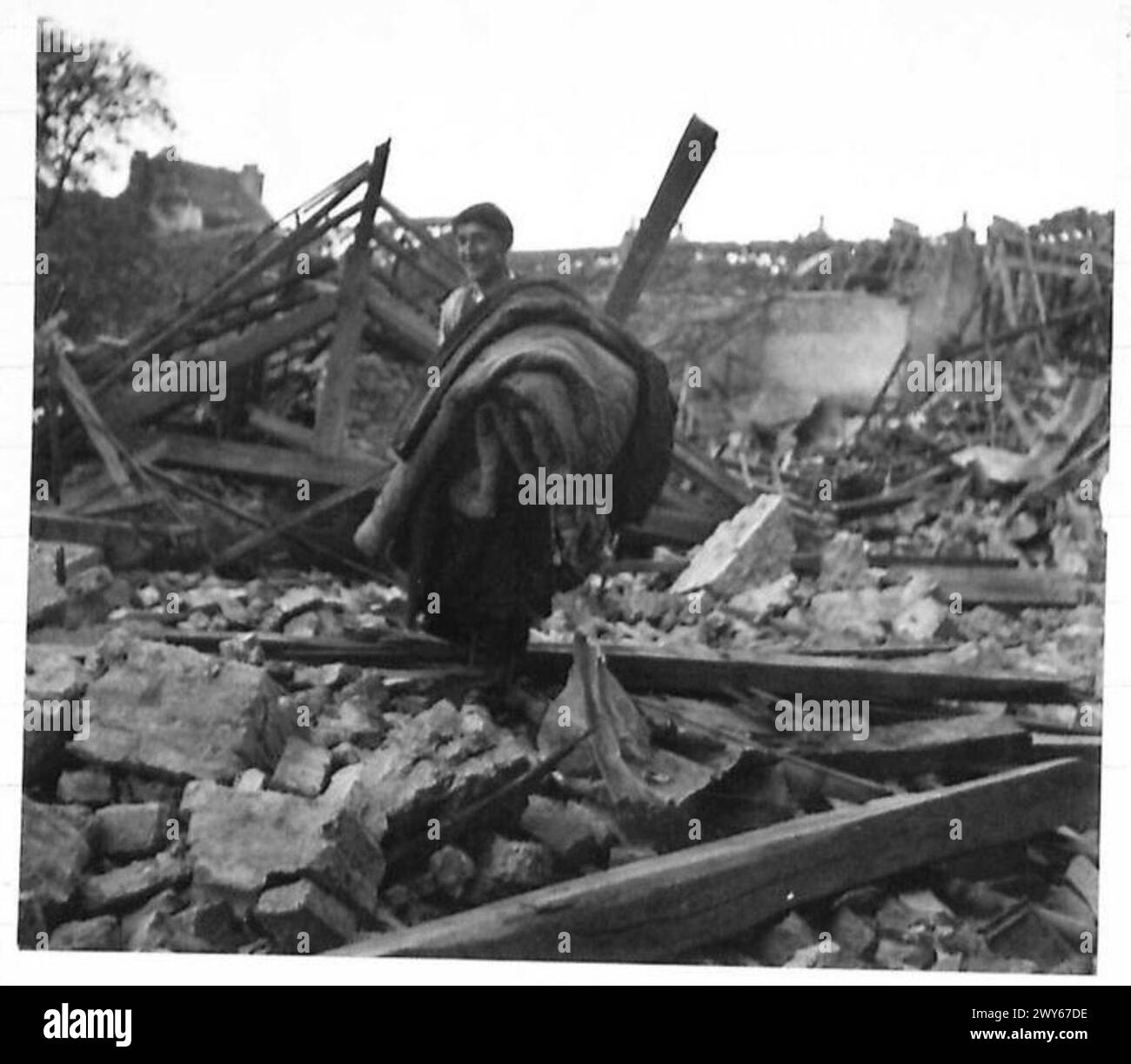 CALAIS TORNA IN VITA. - Civili che salvano i loro effetti personali dalle case bombardate. , British Army, 21st Army Group Foto Stock
