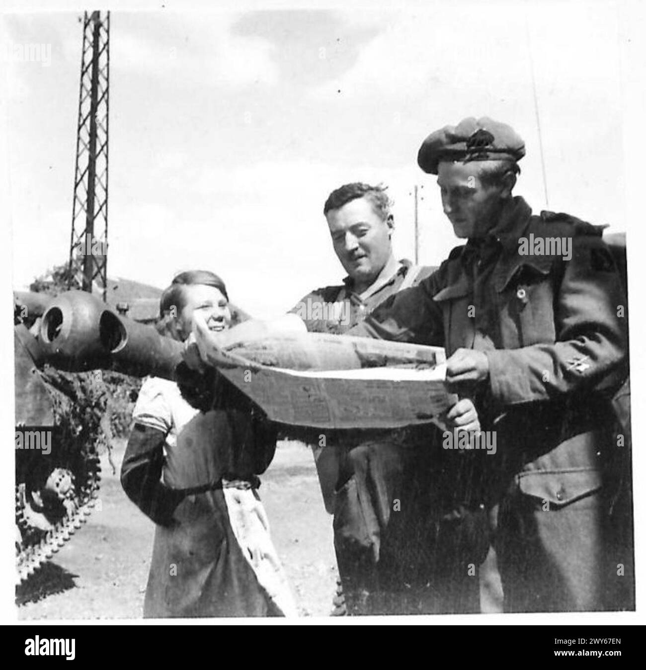 Grover privato di Willesden condivide il suo giornale con un francese e suo nipote a Boissey, in Normandia, illustrando l'interazione tra le truppe britanniche e i civili locali. Foto Stock