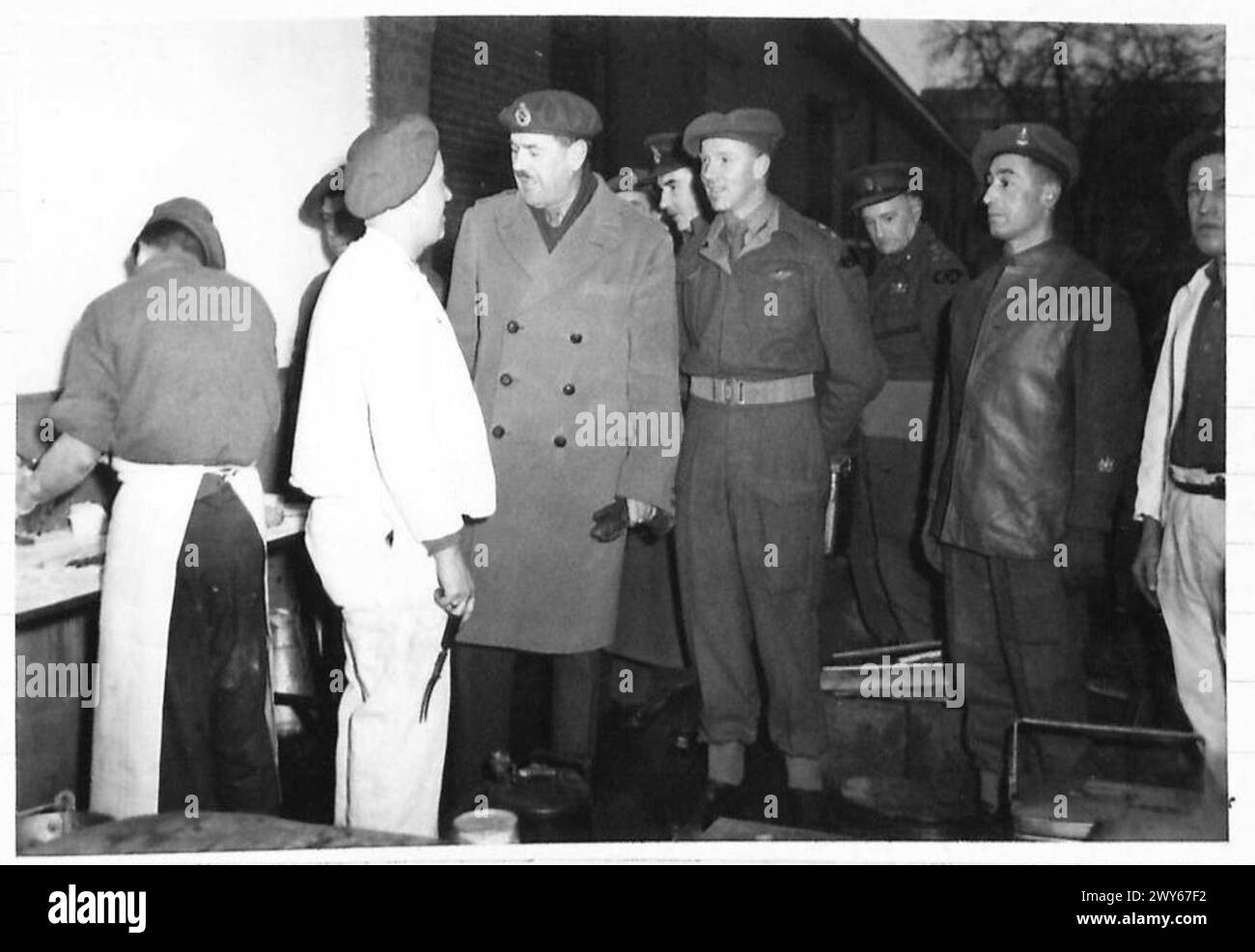 Il tenente generale Sir Alexander Hood, DGAMS, parla con un cuoco in una stazione di compensazione della casualità nelle aree di avanzamento. Foto Stock