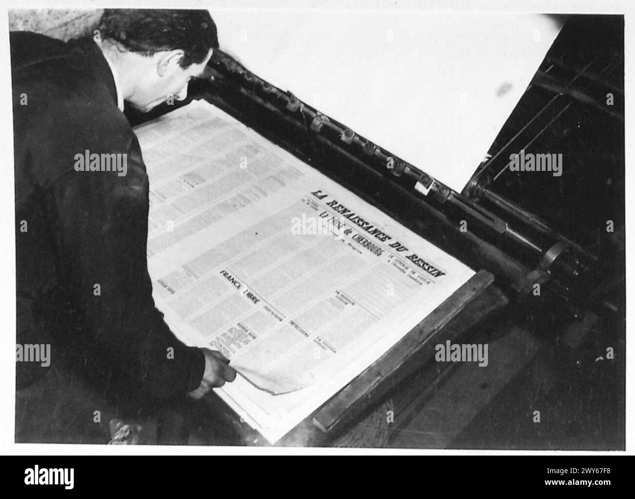 Una stampante ispeziona le prime copie del numero 1 di un giornale gratuito prodotto sotto la supervisione dell'esercito britannico. Foto Stock