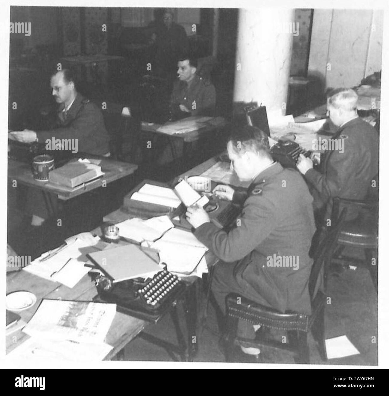 La stanza dei corrispondenti di guerra all'Hotel Scribe mostra ogni corrispondente con un tavolo e una copia da scrivere dopo il briefing, British Army, 21st Army Group. Foto Stock