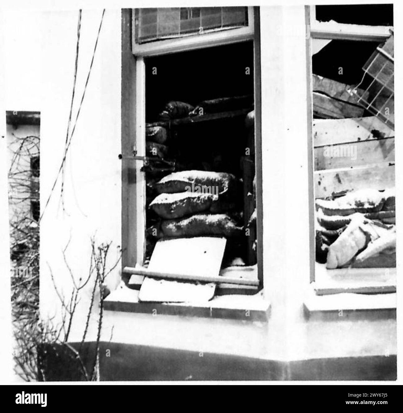 Una casa a Zetten è stata fortificata come punto di forza militare sulla strada principale, con una pistola Bren posizionata per la difesa e un soldato che l'arma è equipaggiata. Foto Stock