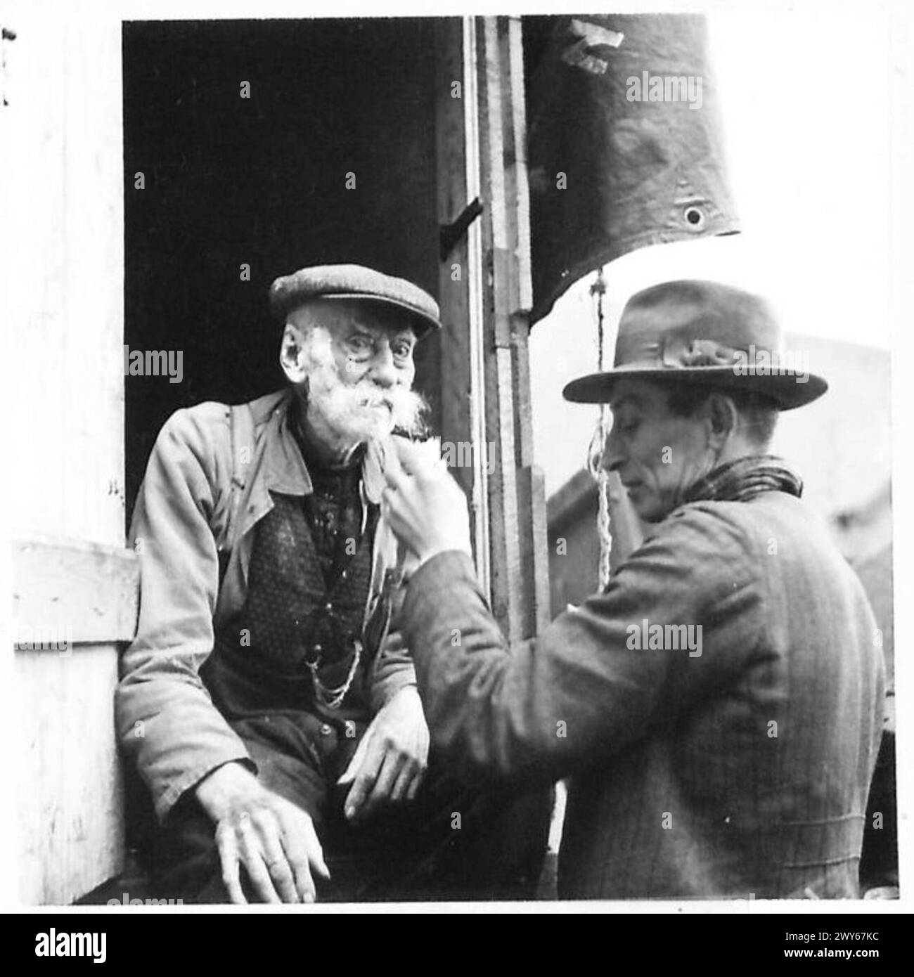 Un civile tedesco di 81 anni riceve la sua rasatura settimanale, riflettendo la vita quotidiana sotto il governo militare britannico durante l'occupazione post-bellica della Germania, 21st Army Group. Foto Stock