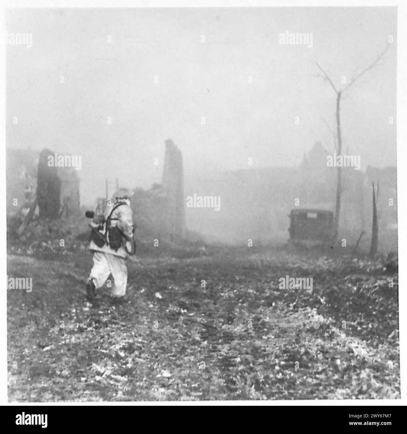 Un fante mimetizzato del 7th Battalion, Hampshire Regiment, parte del 12 Corps of the British Army, avanzò attraverso il villaggio di Putt. Foto Stock