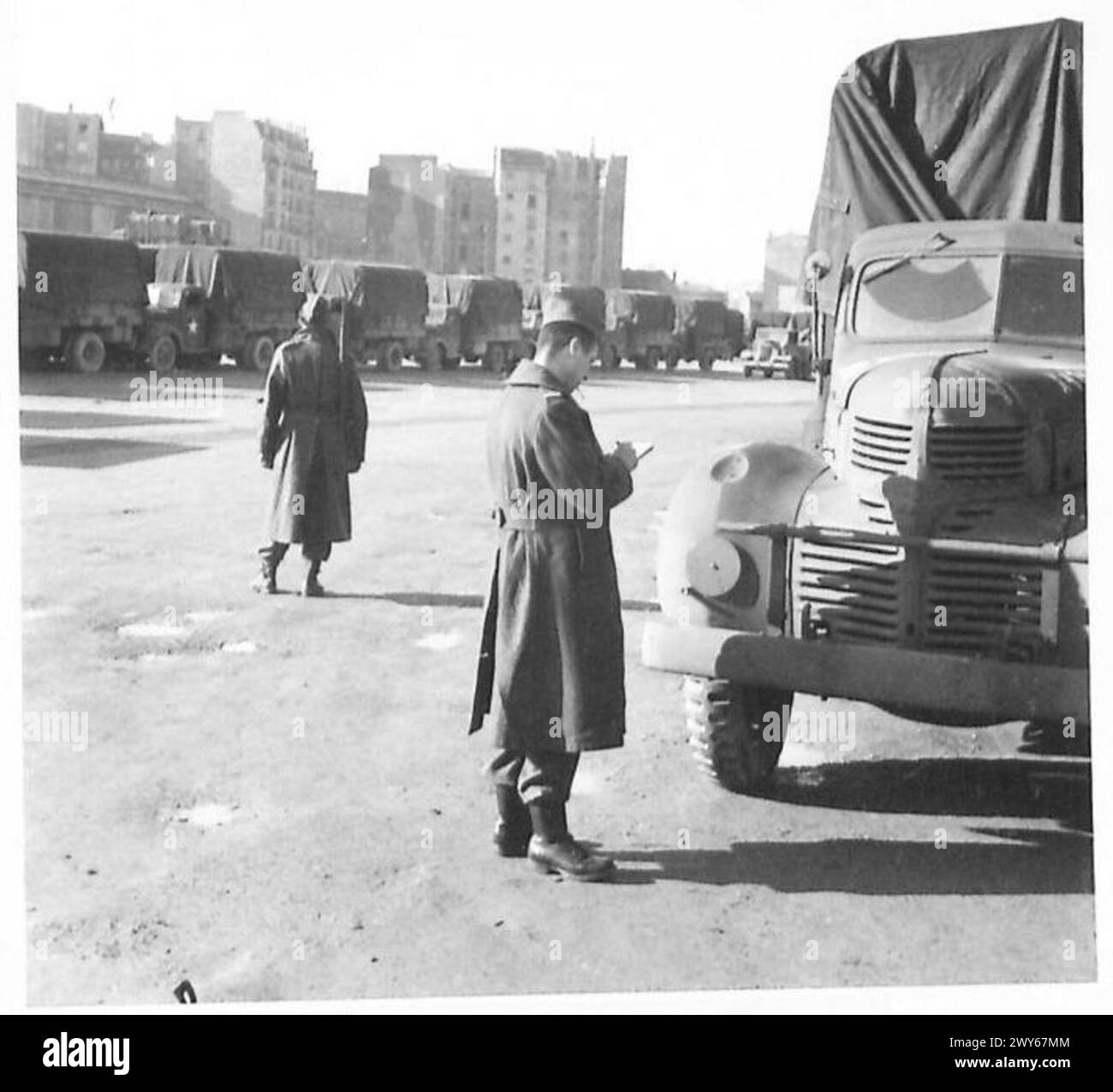 Un ufficiale dell'esercito britannico ispezionò i camion appena arrivati utilizzati per sostenere il sistema di aiuti e trasporto alimentare alleato a Parigi durante le operazioni con il 21st Army Group. Foto Stock