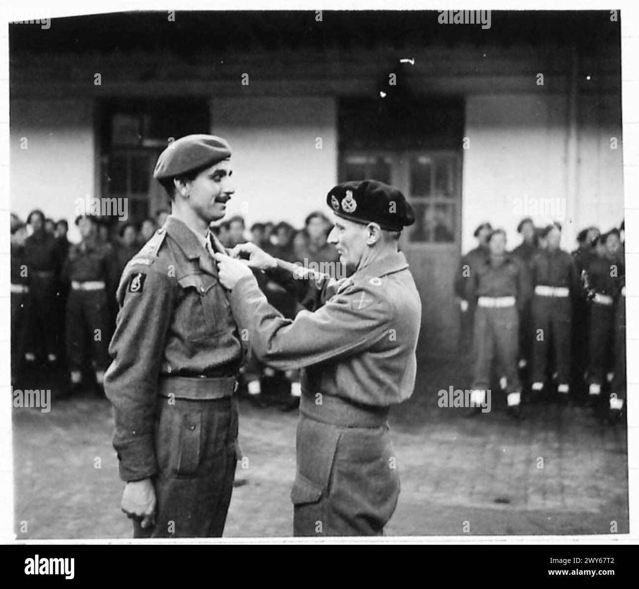 Il tenente colonnello W.B. Griffiths del 1/7 Queen's Regiment riceve il Distinguished Service Order (DSO). Foto Stock