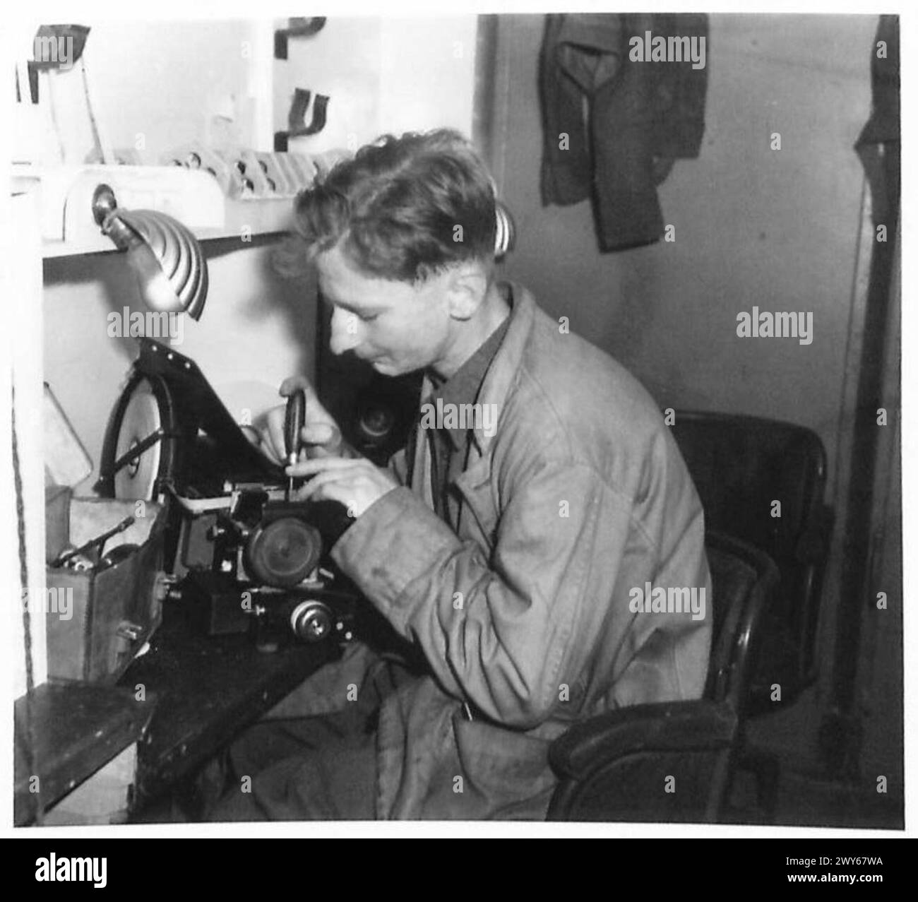 Sgmn. P.J. o'Brien, un meccanico di strumenti di Ewell, Surrey, monitora e mantiene strumenti complessi durante la Big Three Conference, British Army, 21st Army Group. Foto Stock