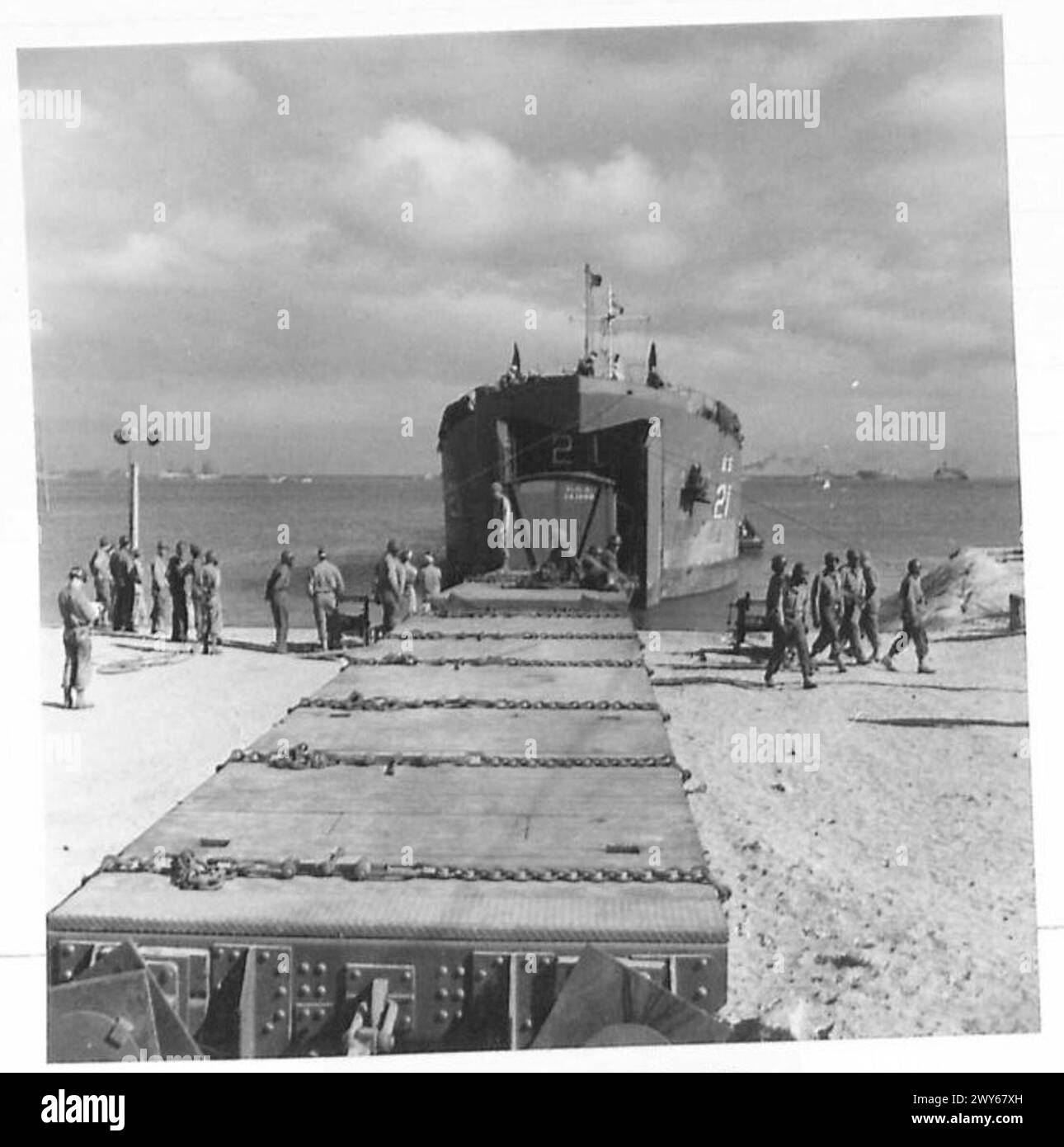 FOTOGRAFIE DELLA PORTA PREFABBRICATA, ECC. - Gli appiattimenti ferroviari sono atterrati da Landing Ship Tank. , British Army, 21st Army Group Foto Stock