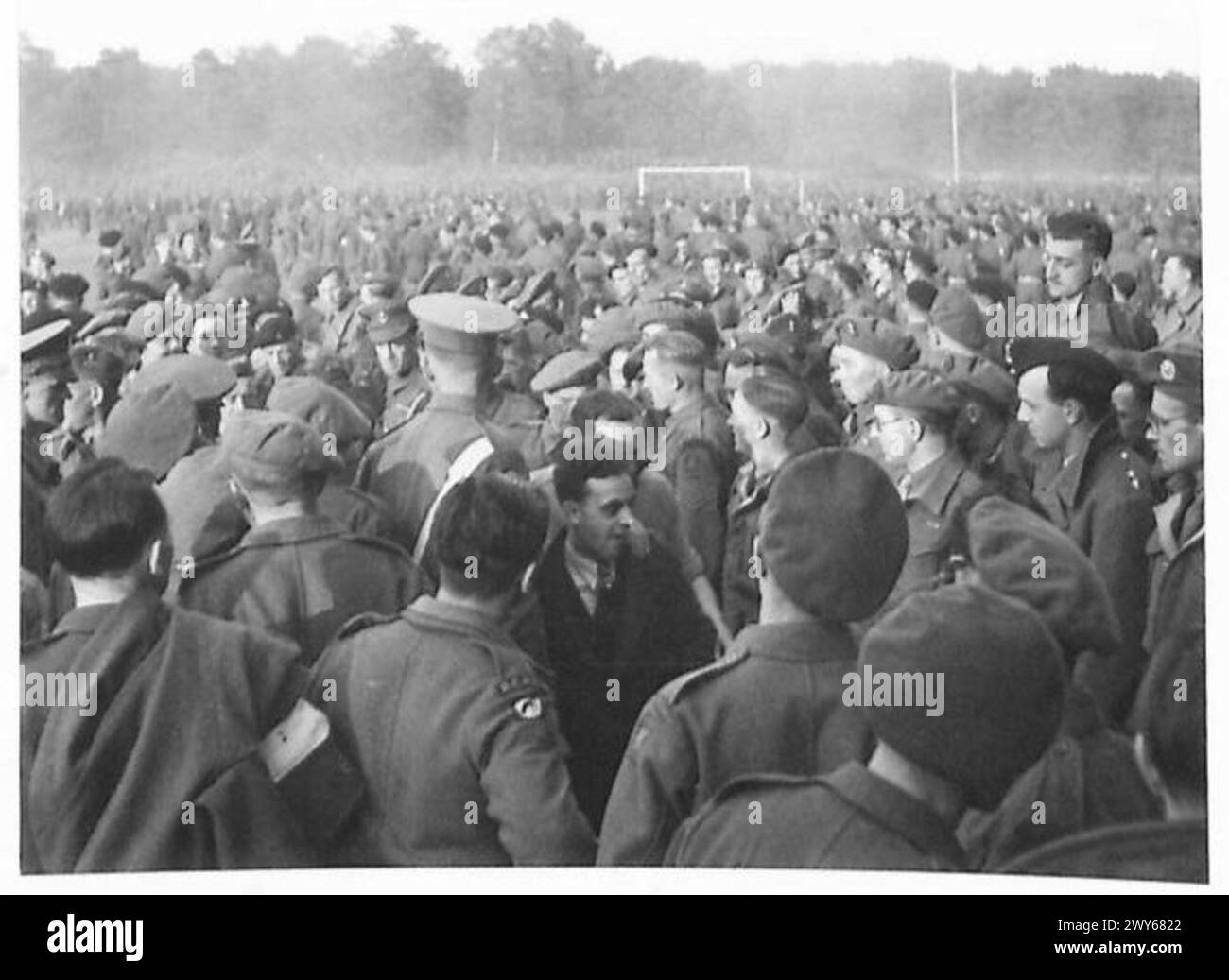 Gli spettatori parteciparono alla partita di calcio tra il Combined Service XI e il Wolverhampton F.C., osservata dal personale dell'esercito britannico del Reno nella Germania post-bellica. Foto Stock