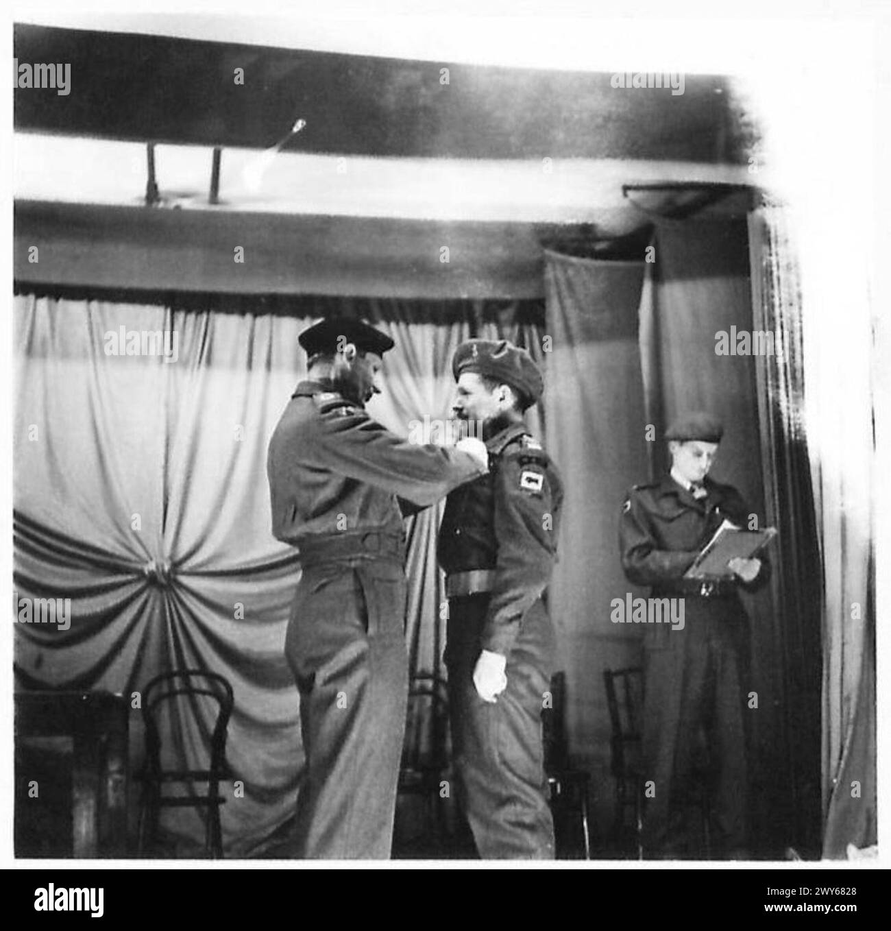 Il capitano E. Mather del 13° Royal Armoured Hussars riceve la Military Cross per il coraggio in azione. Foto Stock