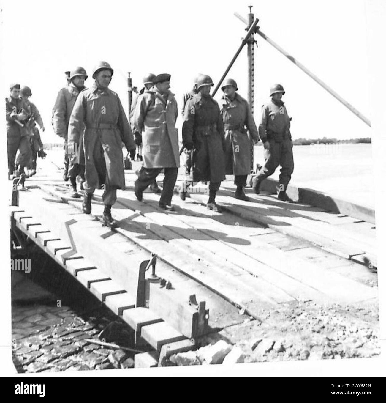 Il feldmaresciallo Montgomery, accompagnato dal generale Ridgway e dagli ufficiali di ingegneri, attraversò un ponte costruito sul fiume Elba a Blechede durante le operazioni dell'esercito britannico nell'Europa nord-occidentale. Foto Stock