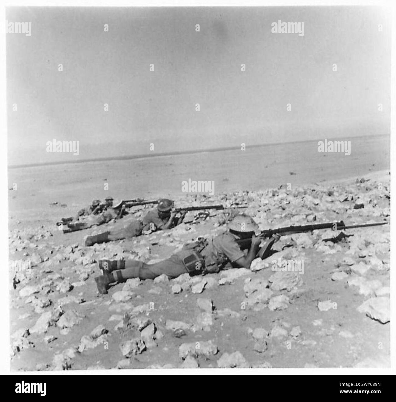 Le truppe della Brigata dei Carpazi indipendenti polacchi prendono posizione di fuoco durante l'assedio di Tobruk del 1941. Foto Stock