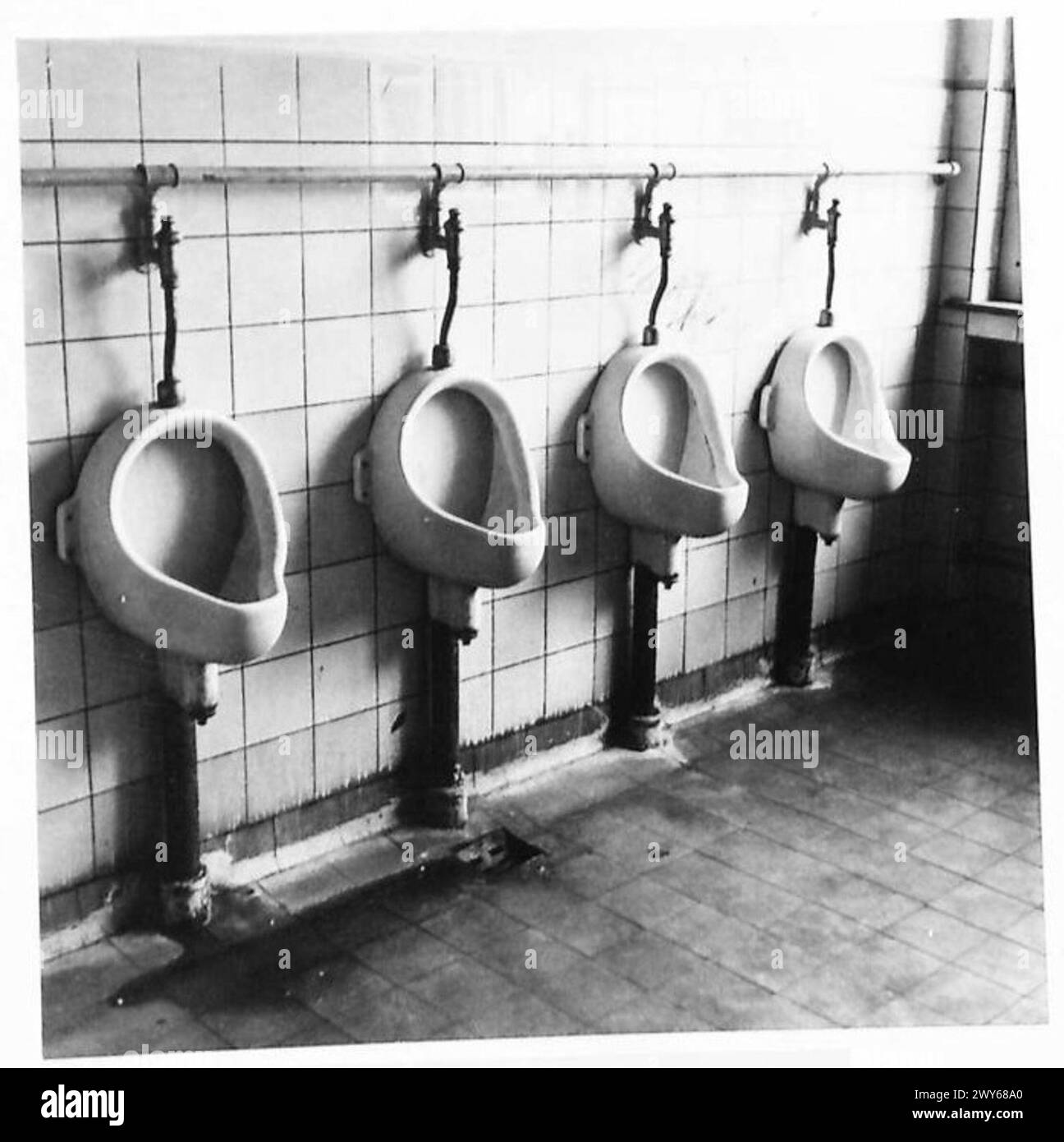 Una CASERMA DELLA WEHRMACHT E UN OSPEDALE IN GERMANIA - Vista delle latrine della Wehrmacht Barracks, Munster. , British Army of the Rhine Foto Stock