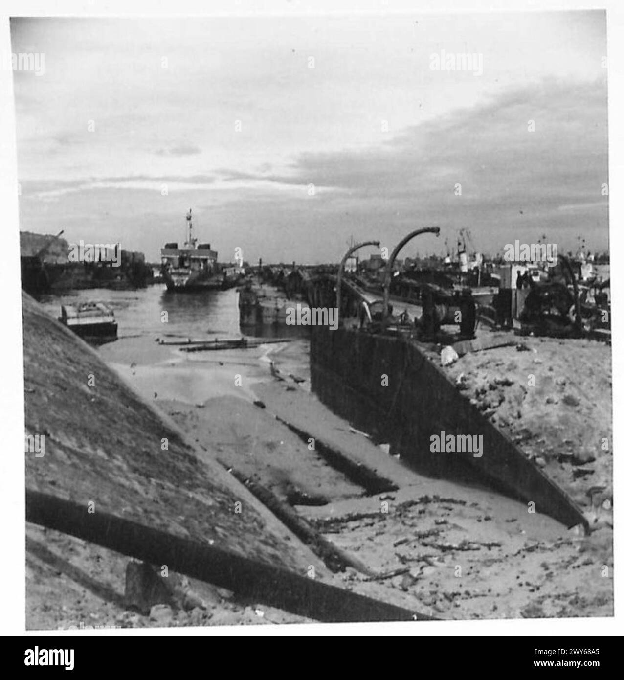 Valutazione delle posizioni e dei danni ai cassoni Phoenix a Mulberry Harbour, Arromanches, registrata dalle unità dell'esercito britannico del 21st Army Group al 12 luglio 1944. Foto Stock