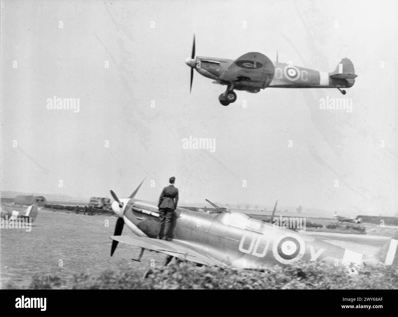 ROYAL AIR FORCE FIGHTER COMMAND, 1939-1945. - Un Supermarine Spitfire Mk IIA del No. 452 Squadron RAAF atterrando a Kirton-in-Lindsey, Lincolnshire, sopra altri aeromobili parcheggiati nelle dispersioni di volo "B". , Royal Australian Air Force, 452 Squadron Foto Stock