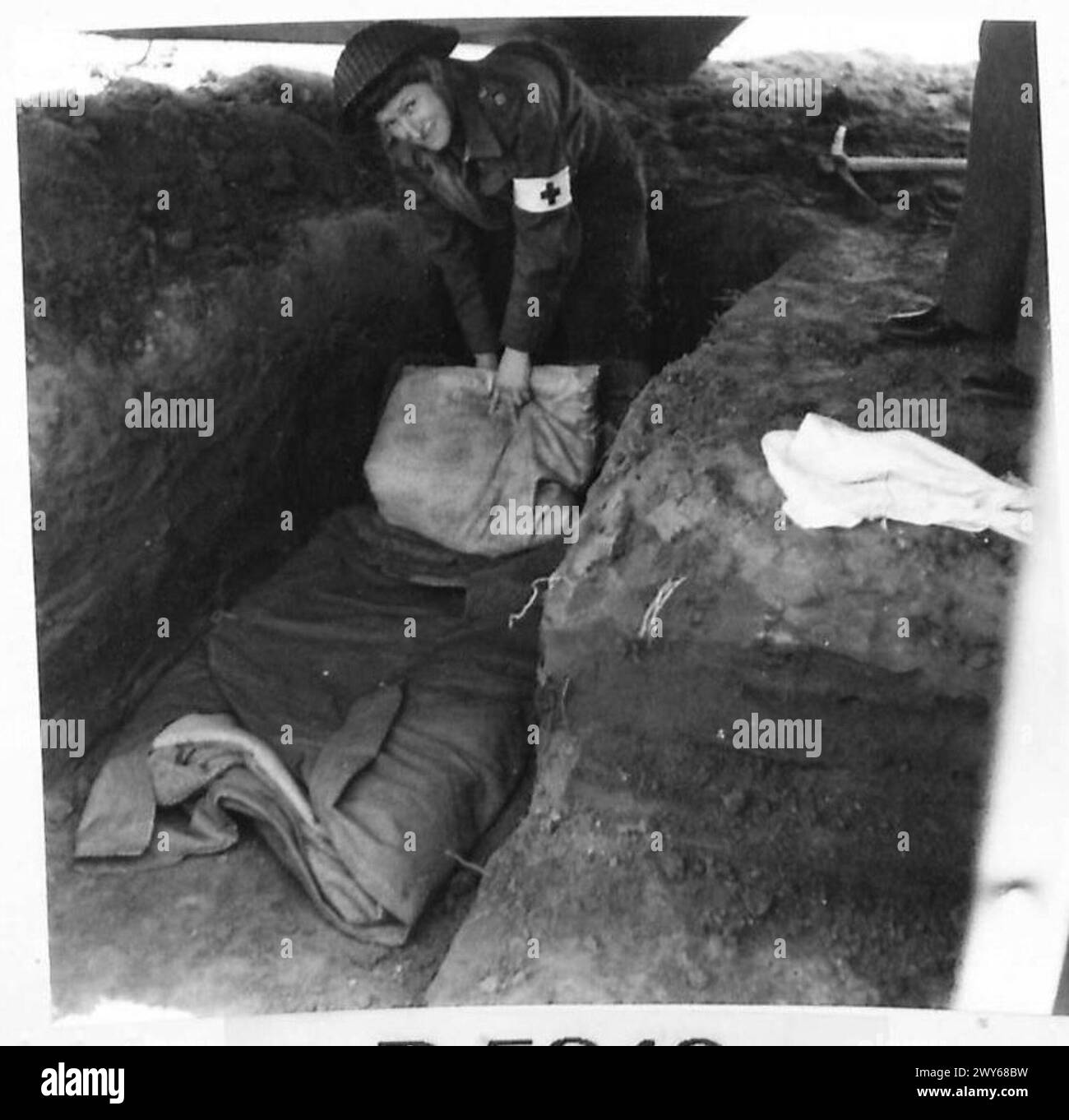 Le sorelle QAIMNS dormono in trincee e preparano letti in tende per la protezione contro bombardamenti e bombardamenti durante le operazioni in Normandia sotto il British Army, 21st Army Group. Foto Stock