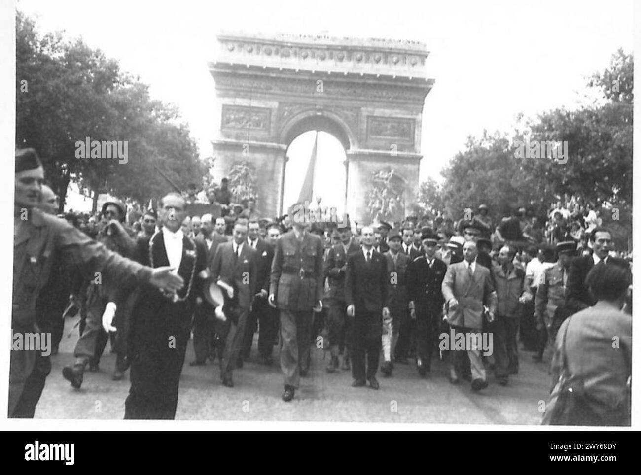 Il generale Charles de Gaulle camminando lungo gli Champs-Élysées di Parigi, accolto entusiasticamente dai civili. Foto Stock