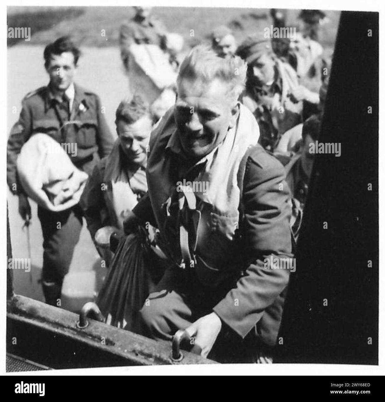 Gli ex prigionieri di guerra britannici salgono a bordo di un aereo Lancaster per tornare a casa sotto la supervisione dell'esercito britannico con il 21st Army Group in Europa. Foto Stock