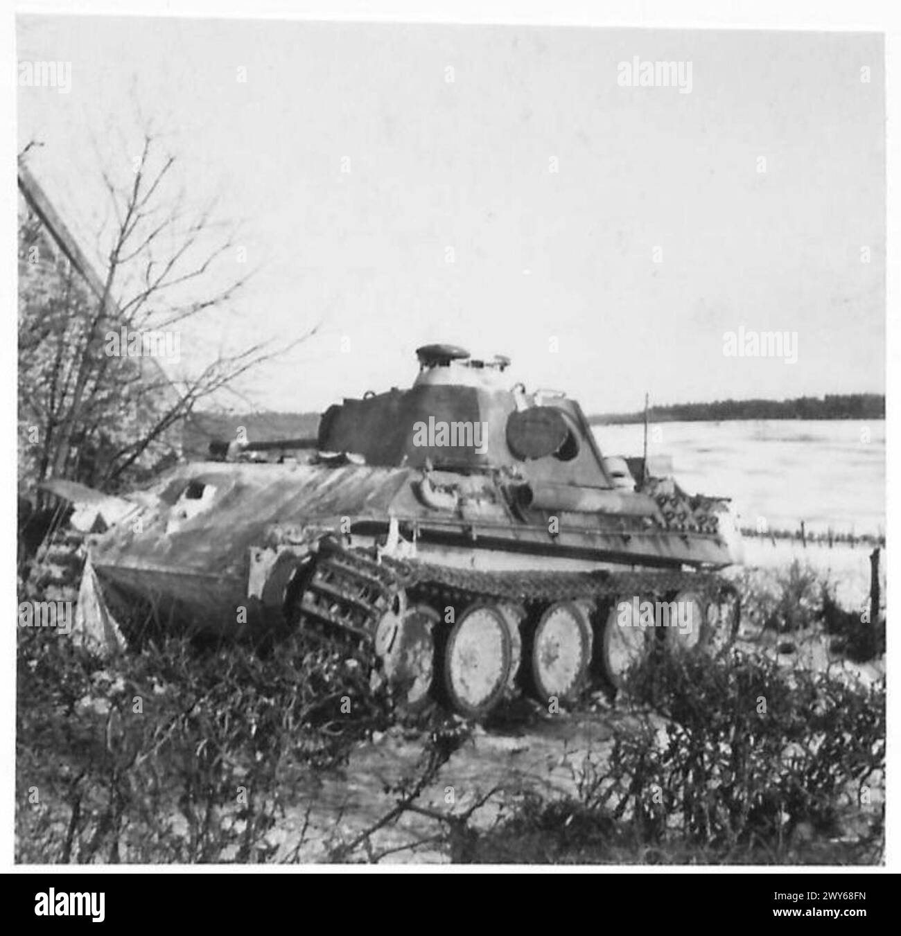 GERMAN DEAD & EQUIPMENT VICINO A LA ROCHE & ORTHO - distrutta "Panther" tedesca colpita da uno Sherman, fuori Ortho. , British Army, 21st Army Group Foto Stock