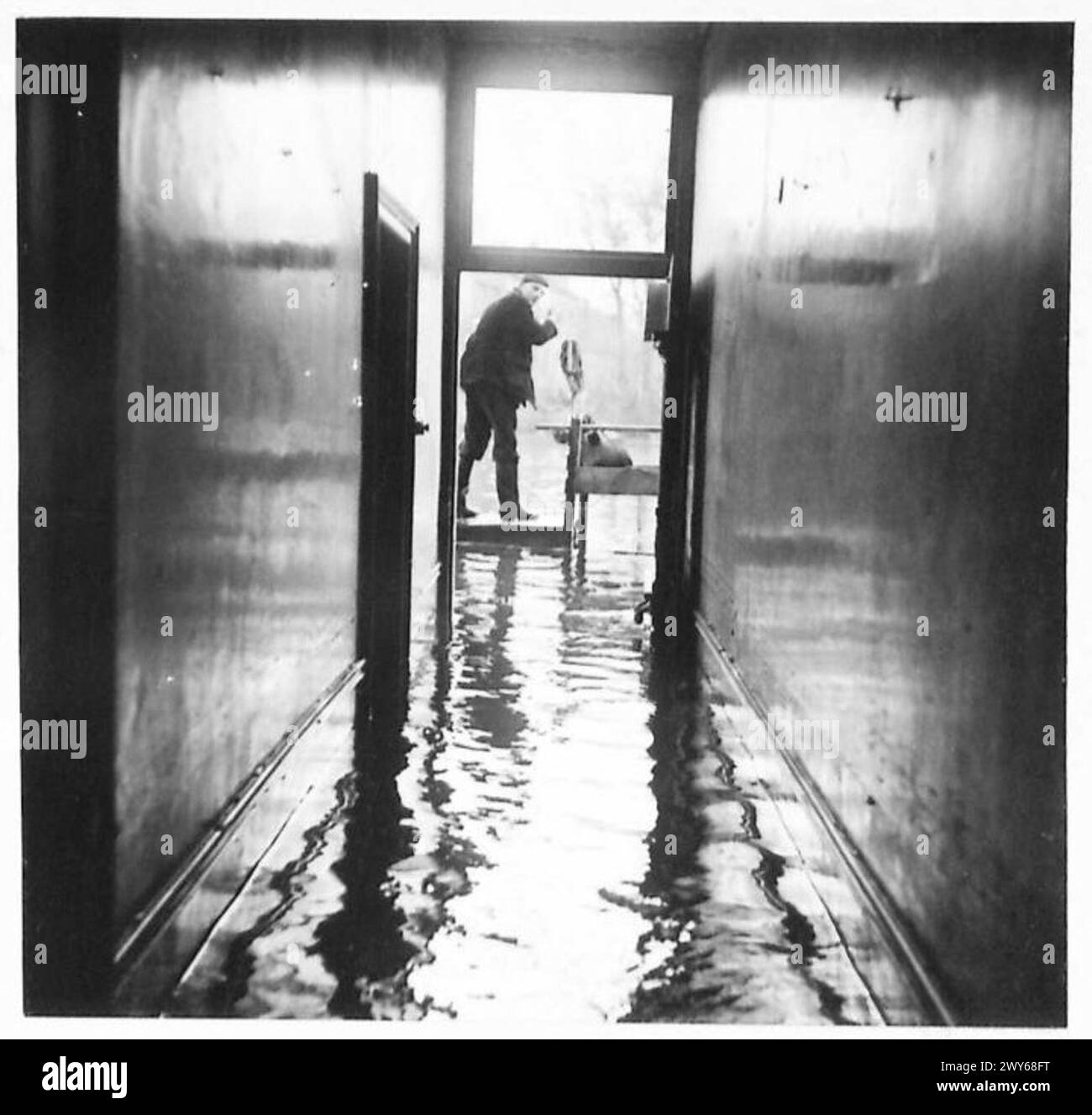 L'ISOLA ALLAGATA DI WALCHEREN - Vista delle inondazioni attraverso il passaggio di una casa. , British Army, 21st Army Group Foto Stock