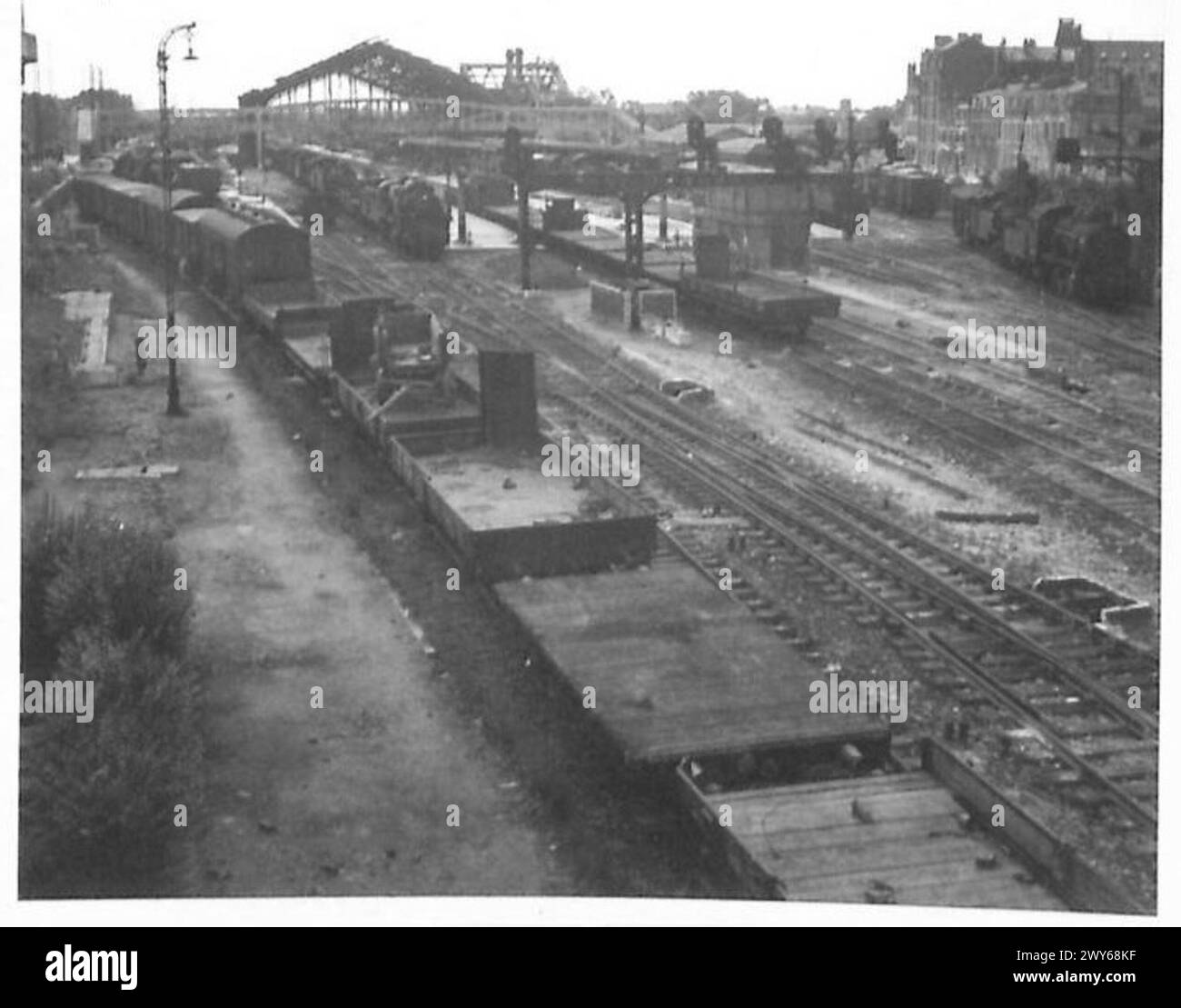 Le truppe britanniche sono di stanza ad Arras vicino alla stazione ferroviaria, che è stata pesantemente danneggiata dai bombardamenti in tempo di guerra. Foto Stock