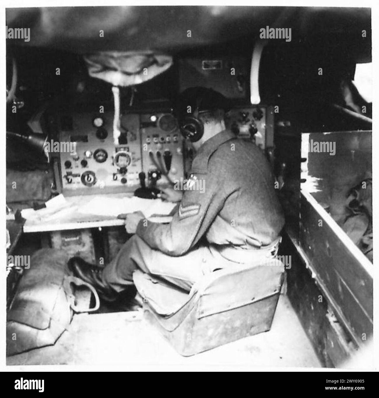 L'auto da ricognizione "Phantom" mostra i suoi interni con apparecchiature operative wireless e di codifica durante le pattuglie del 21st Army Group della British Army. Foto Stock