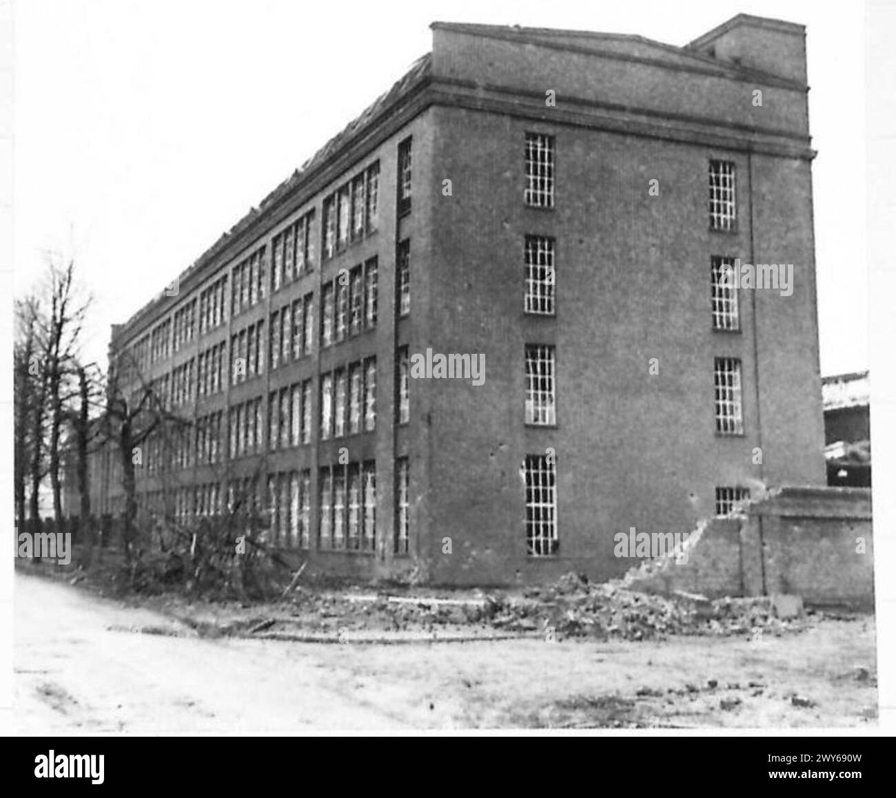 Le truppe dell'esercito britannico entrano a Bocholt, dove parte dell'edificio di Siemen è danneggiata da esplosioni, mentre l'esterno rimane intatto. Foto Stock