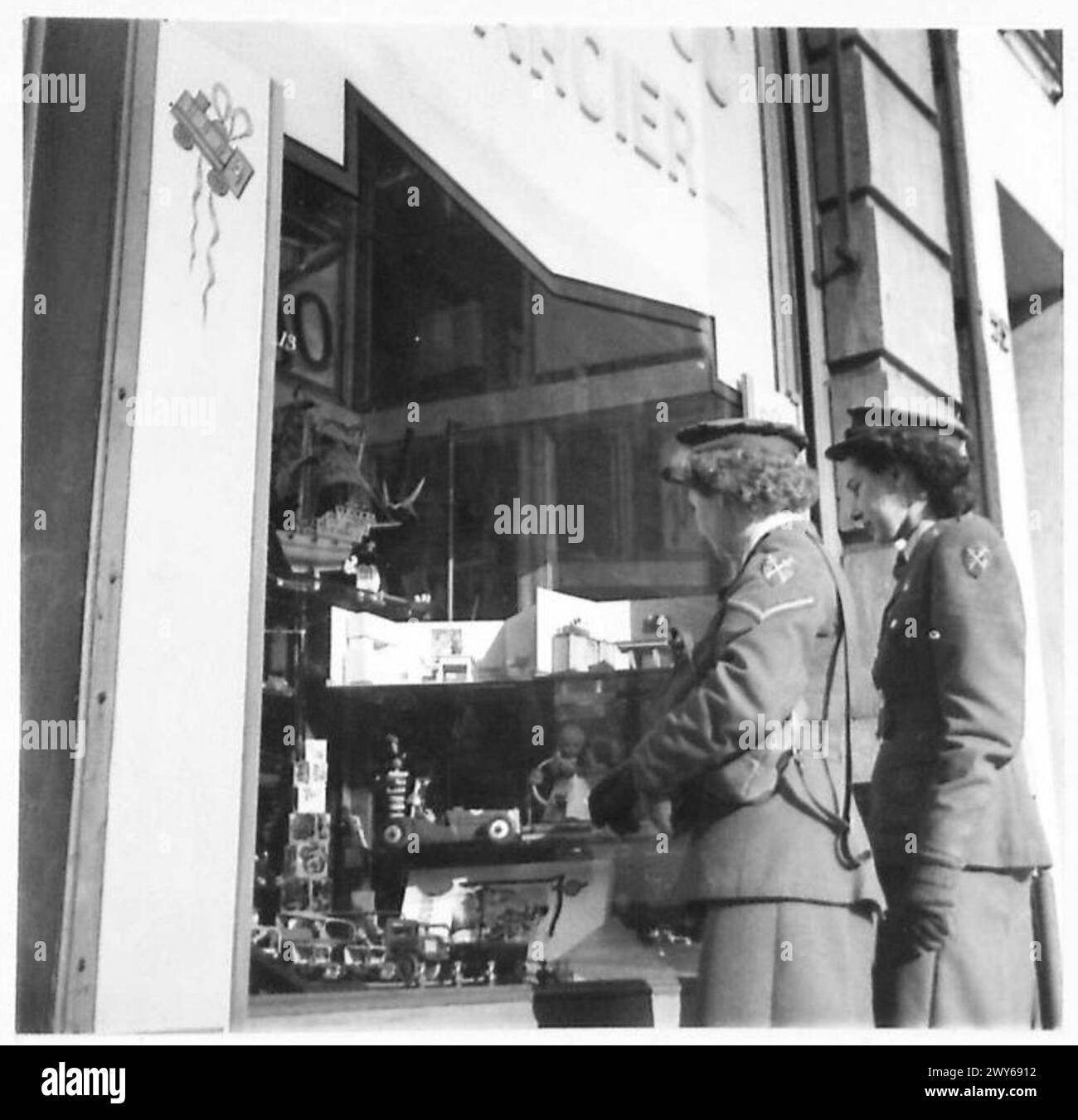 I membri ATS in congedo a Bruxelles sono impegnati in attività di shopping durante il loro tempo libero dalle mansioni militari. Foto Stock
