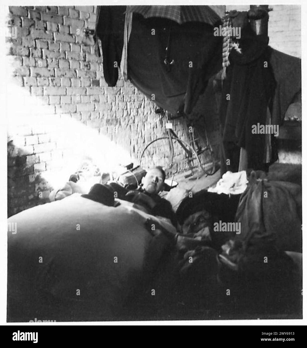 Le fotografie di Berlino documentano la devastazione urbana e gli sfollati nei campi di transito, catturati per artisti di guerra britannici e sudafricani. Foto Stock